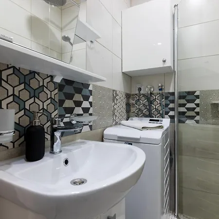 Brand New, Cozy And Quiet 1 Bedroom Apartment, Free Parking شقة *